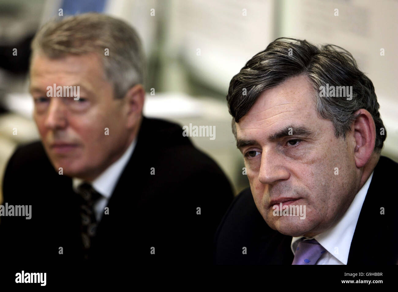Il cancelliere britannico Gordon Brown (destra) e il Segretario di Stato per l'istruzione e le competenze Alan Johnson, durante una visita a Hardy Group Printing, nella zona orientale di Londra, dove Brown ha annunciato una nuova iniziativa Train to Gain per le piccole imprese. Foto Stock