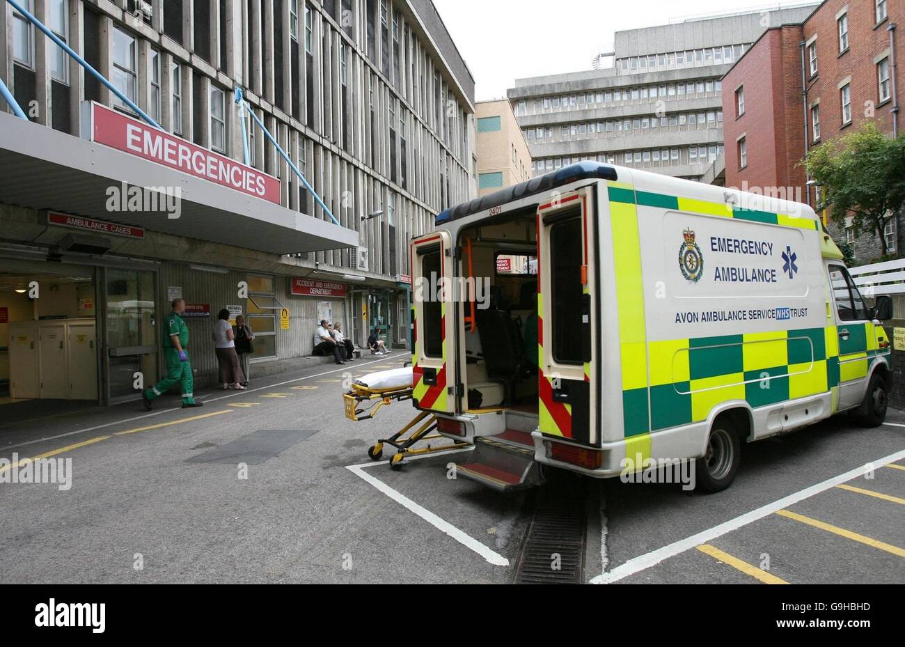 Viste generali dell'infermeria reale di Bristol dove Sheila perks, 63 è stata uccisa quando è stata colpita da un'automobile di inversione mentre stava sollevando da un'ambulanza in una sedia a rotelle. STAMPA ASSOCIAZIONE Foto Mercoledì 13 settembre 2006. La donna, proveniente dalla zona di Whitchurch della città, è stata gravemente ferita e morì sei ore dopo. Il pilota, che è inteso essere 65 e da Bristol, è stato trattato per shock e successivamente è stato interrogato dalla polizia di Avon e Somerset sopra l'incidente. Non sono stati effettuati arresti e la forza sta trattando la morte come un "incidente stradale fatale". Vedere PA storia POLIZIA paziente. Foto Foto Stock