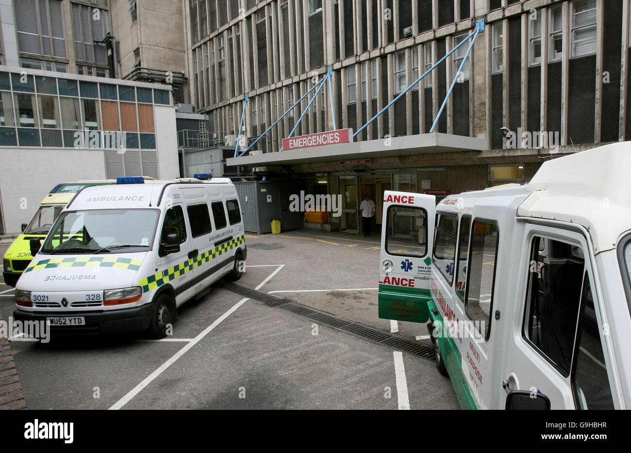 Viste generali dell'infermeria reale di Bristol dove Sheila perks, 63 è stata uccisa quando è stata colpita da un'automobile di inversione mentre stava sollevando da un'ambulanza in una sedia a rotelle. STAMPA ASSOCIAZIONE Foto Mercoledì 13 settembre 2006. La donna, proveniente dalla zona di Whitchurch della città, è stata gravemente ferita e morì sei ore dopo. Il pilota, che è inteso essere 65 e da Bristol, è stato trattato per shock e successivamente è stato interrogato dalla polizia di Avon e Somerset sopra l'incidente. Non sono stati effettuati arresti e la forza sta trattando la morte come un "incidente stradale fatale". Vedere PA storia POLIZIA paziente. Foto Foto Stock