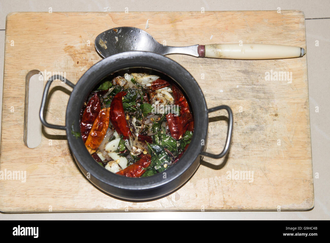 Il tadka della rai mirchi peperoncini di aglio jeera curry lascia kadi patta cibo indiano Foto Stock