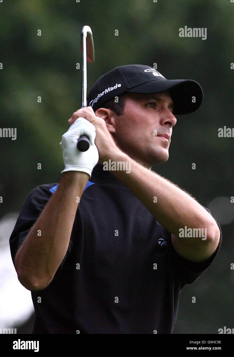 Il canadese Mike Weir si tee alla seconda buca durante il campionato HSBC World Match Play a Wentworth, Surrey. Foto Stock