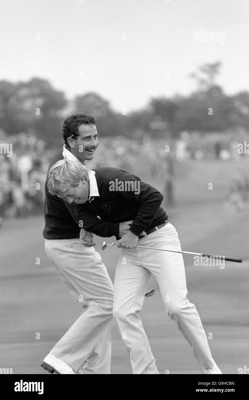 (L-R) Sam Torrance in Europa si congratula con il suo partner Howard Clark sulla sua nascite al 15 Foto Stock