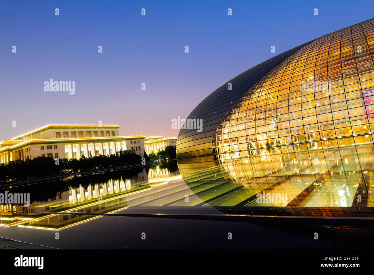 Pechino, Cina - 19 OTT 2015: Centro Nazionale per le Arti dello Spettacolo, colloquialmente descritto come il gigantesco uovo, è un centesimo di arti Foto Stock