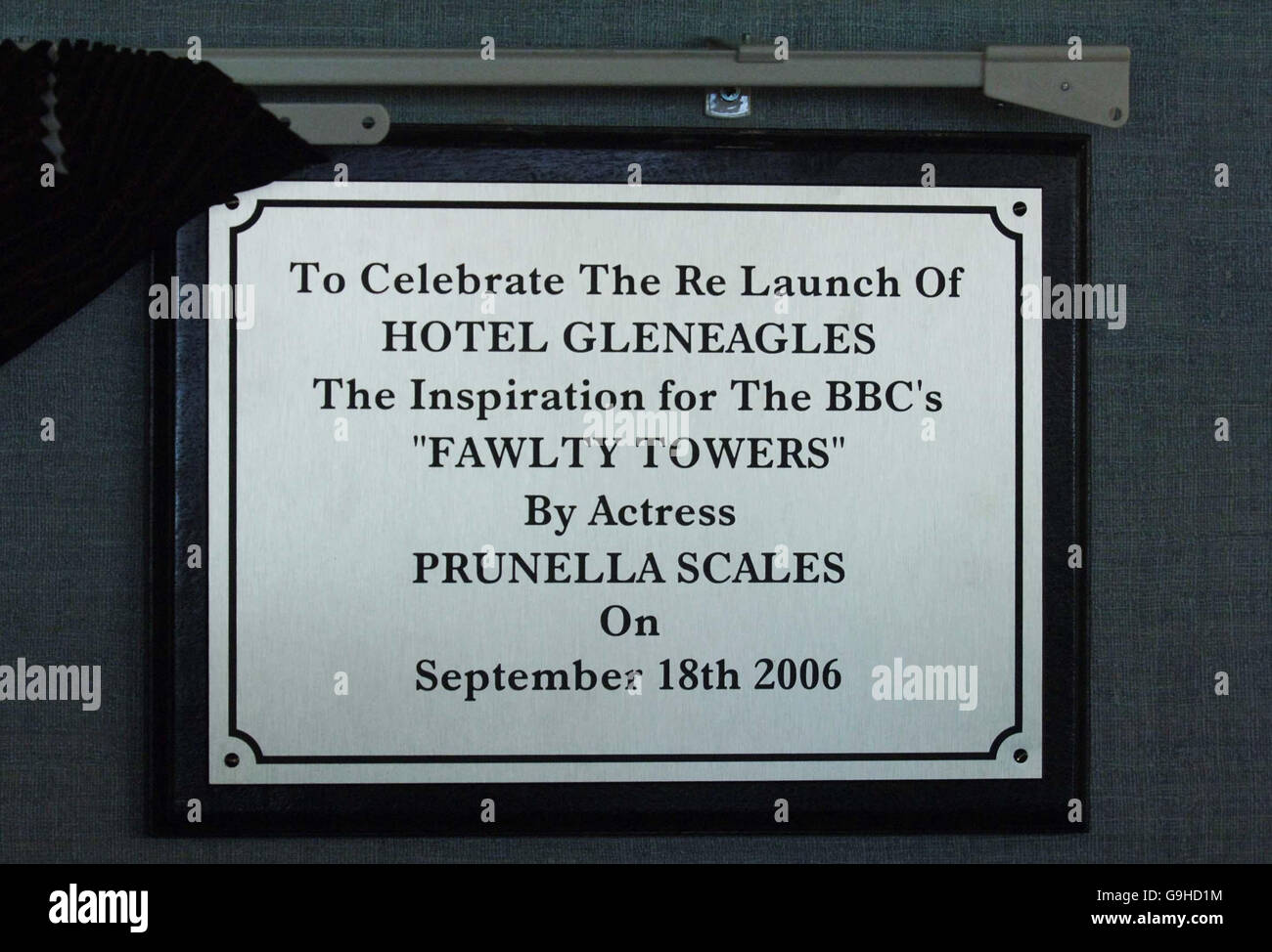 Una targa è svelata da Prunella Scales fuori dall'Hotel Gleneagles, Torquay. Foto Stock