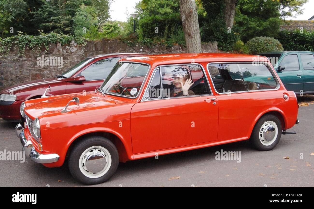 Prunella Scales che ha giocato Sybil in Fawlty Towers, ondeggia quando arriva in un rosso Austin 1100, fuori dall'Hotel Gleneagles a Torquay. Foto Stock