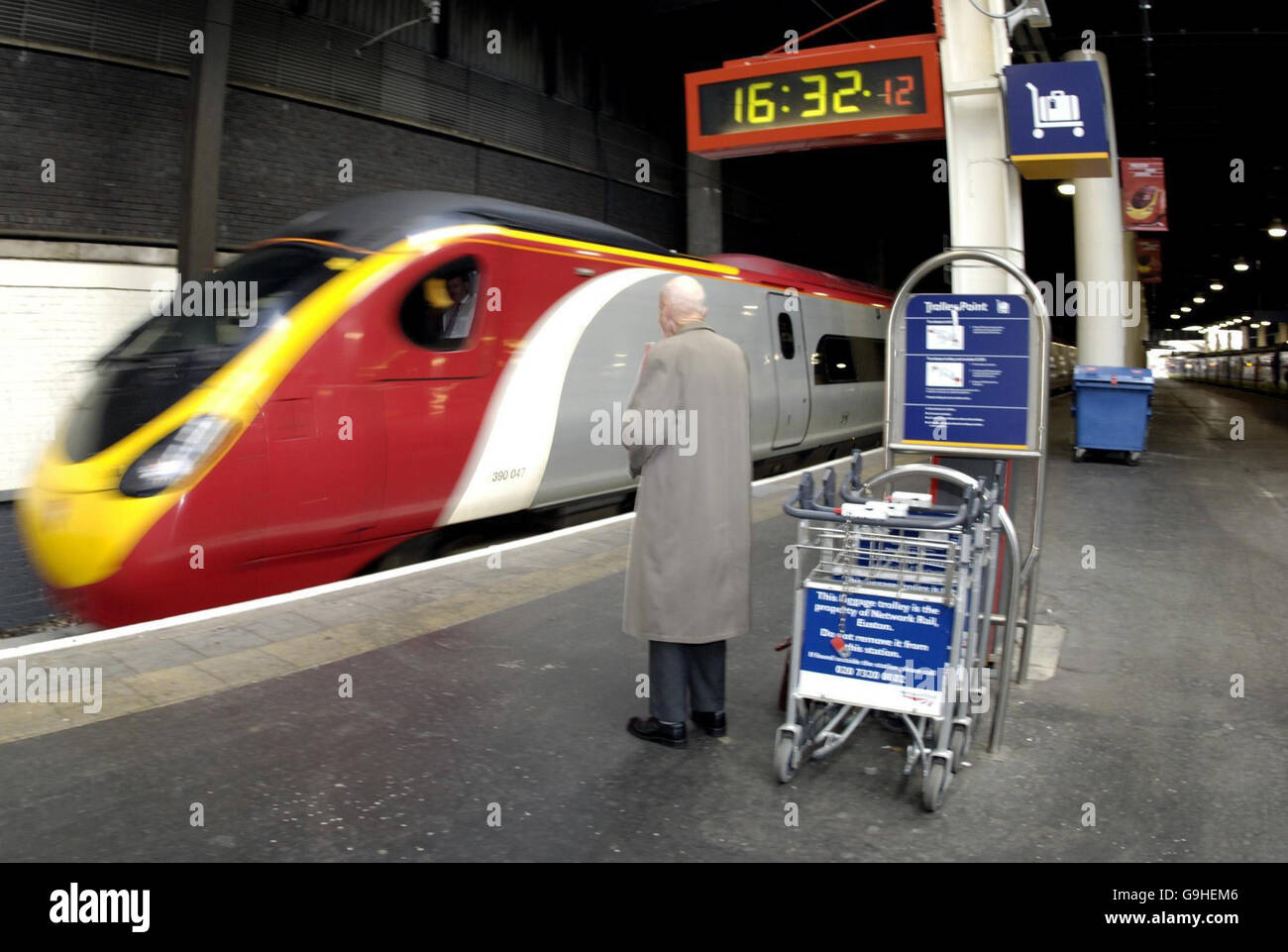 Virgin Train 'Heaven's Angels' arriva alla stazione di Euston completando un record di velocità della ferrovia di beneficenza 3 ore 55 minuti 27 secondi da Glasgow a Londra. Foto Stock