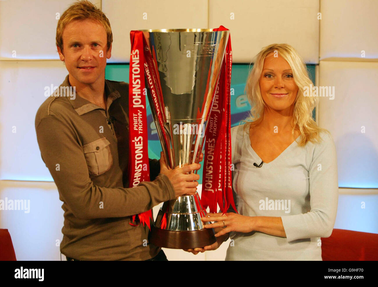 I presentatori di Sky Sports Soccer AM Tim Lovejoy e Helen Chamberlain tengono il nuovo Johnstone's Paint Trophy prima del primo turno di pesca. Foto Stock