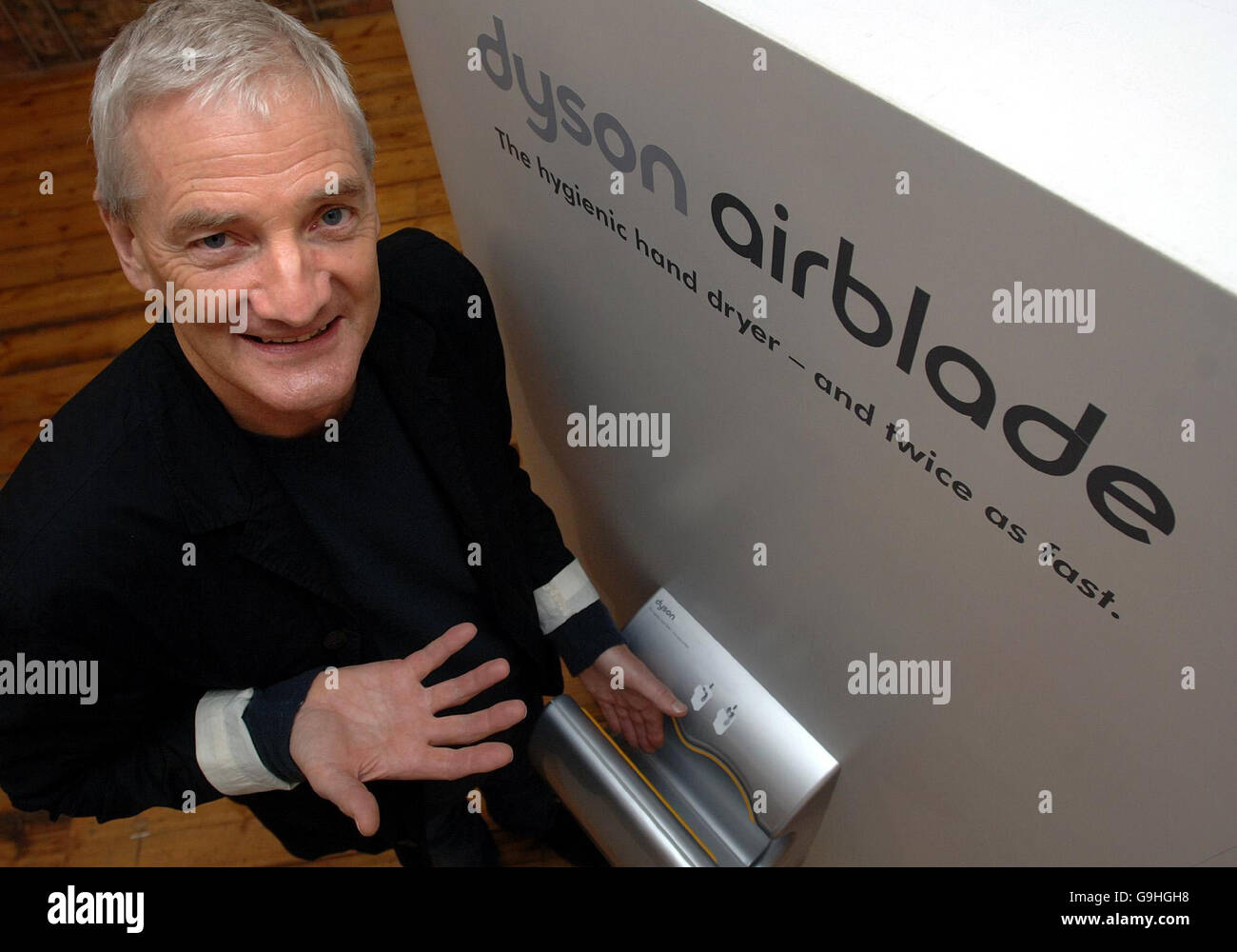 Aspirapolvere re James Dyson con la sua nuova invenzione l'Airblade, un'asciugatrice ad alta velocità per i servizi igienici pubblici, durante un'inaugurazione a Londra. Foto Stock