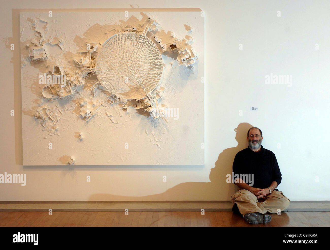 Inaugurazione dell'opera di Gerry Giuda sulla base del recente conflitto in Libano Foto Stock