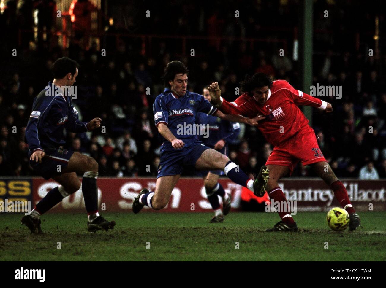 Calcio - Nationwide League Division tre - Leyton Orient / Halifax Town. Lorenzo Pinamonte (r) di Leyton Orient spara sul traguardo mentre Graham Mitchell (c) e Steven Have (l) di Halifax Town si chiudono Foto Stock