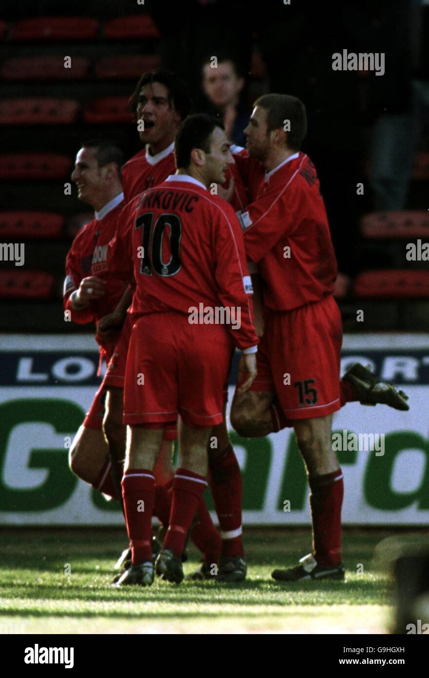 Calcio - Nationwide League Division tre - Leyton Orient / Halifax Town. Lorenzo Pinamonte di Leyton Orient (2° l) celebra il suo traguardo con i suoi compagni di squadra Foto Stock