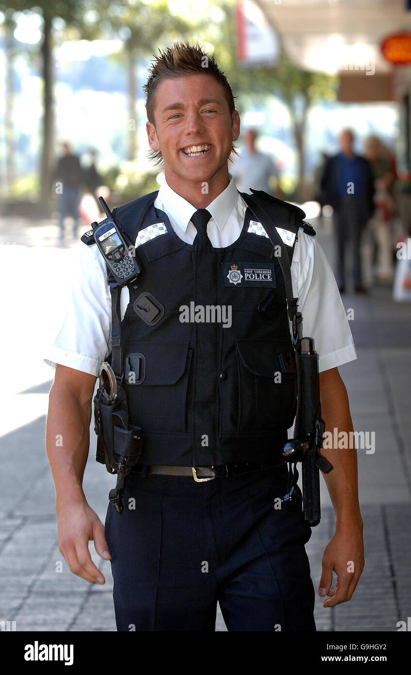 Il Constable di polizia Mark carter è in servizio per le strade di Huddersfield oggi dopo essere stato incoronato MR Gay UK. Foto Stock