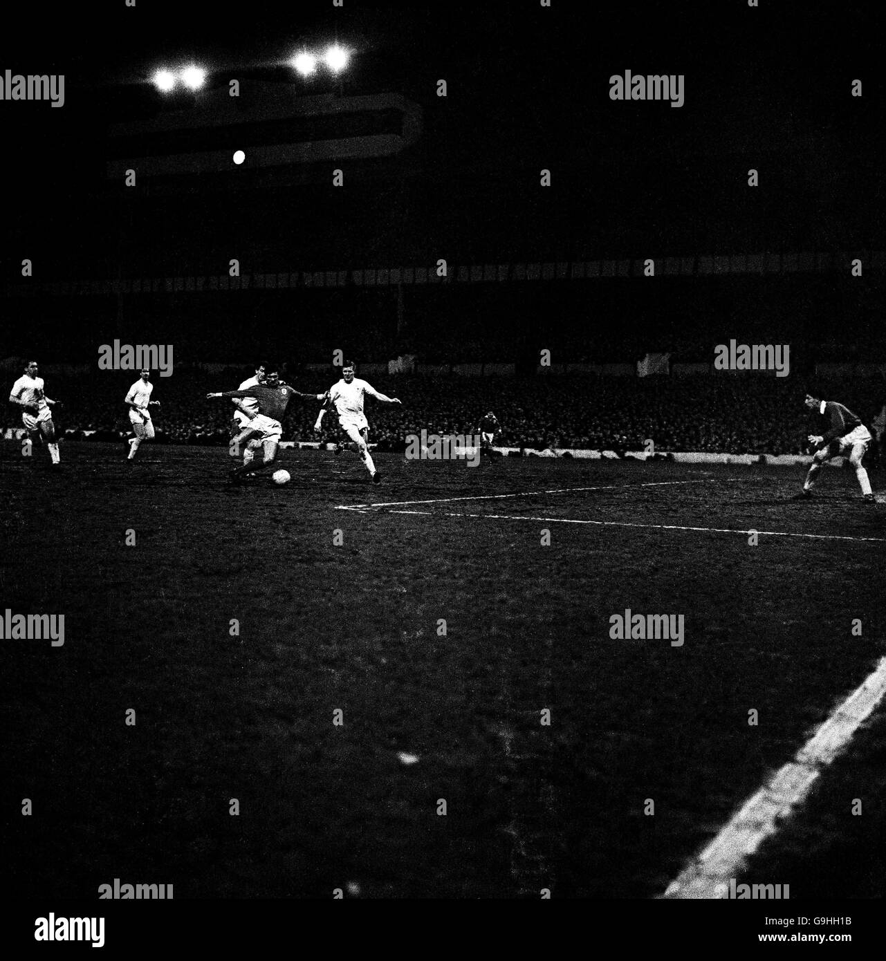 Dave Mackay di Tottenham Hotspur (l-r), Maurice Norman, Ron Henry e Peter Baker guardano come Jose Aguas di Benfica (seconda r) spara per gol Foto Stock