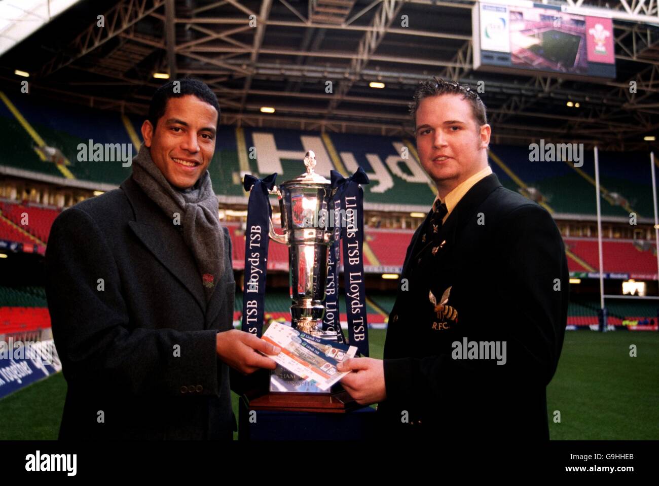 L'ex star dell'Inghilterra Jeremy Guscott (l) presenta due biglietti gratuiti per la partita a ben Speller di Hornets RFC, Somerset, 19 anni fa Foto Stock