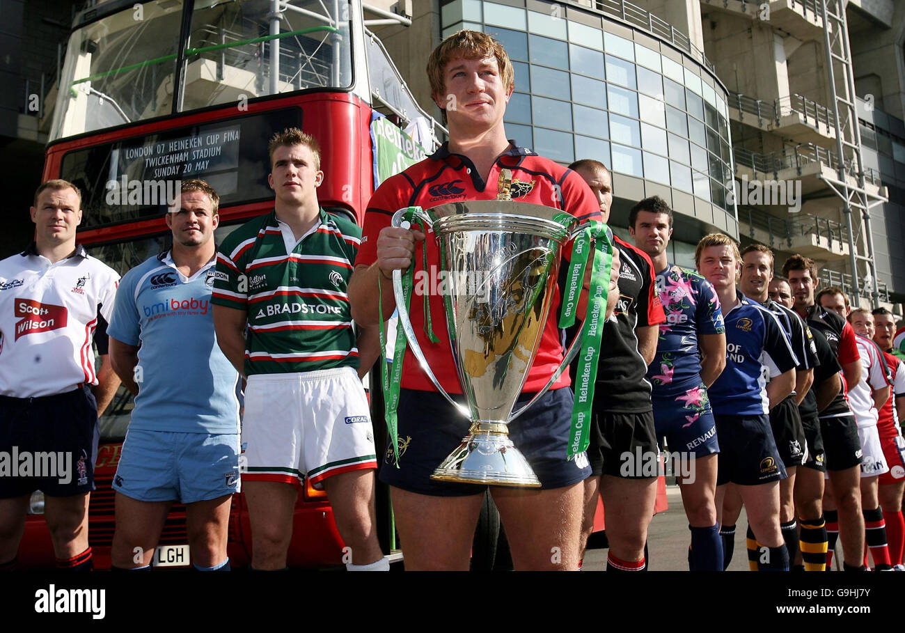 Munster's Jerry Flannery detiene il trofeo oltre ai compagni di gara in questo anno durante il lancio della Heineken Cup a Twickenham, Londra. Foto Stock