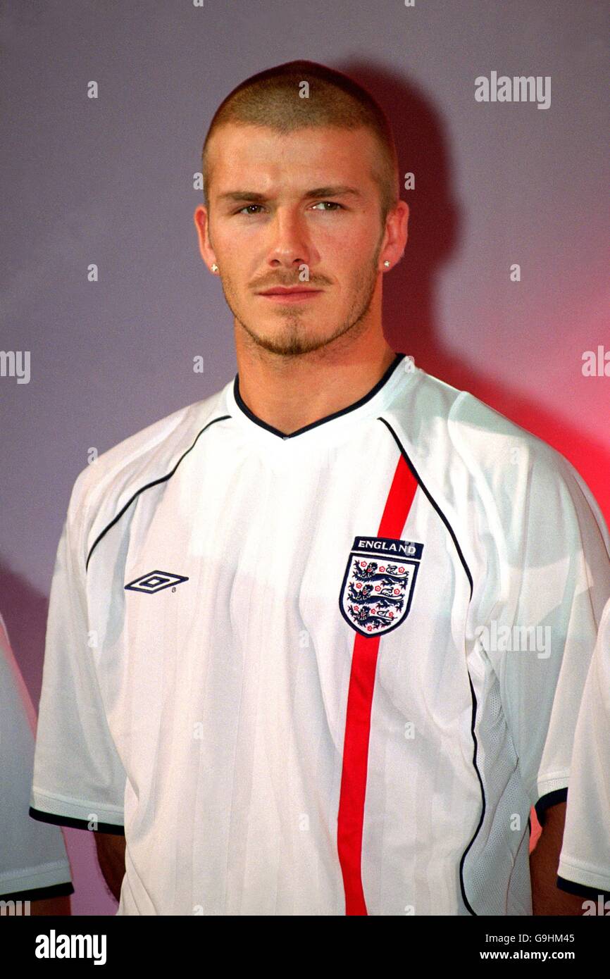 Calcio - Inghilterra Umbro Kit lancio. David Beckham indossa la nuova maglia  Home England Foto stock - Alamy