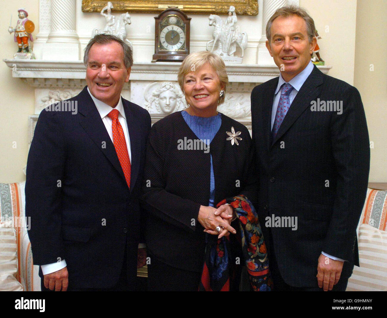 Il primo ministro britannico Tony Blair (a destra) si trova con il sindaco di Chicago Richard Daley e sua moglie Margaret all'interno del n. 10 Downing Street nel centro di Londra. Foto Stock