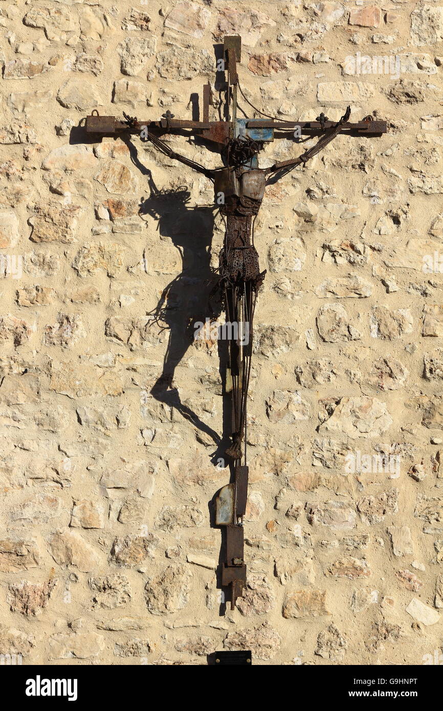 Croce moderna con Cristo crocifisso di ferro forgiato Foto Stock