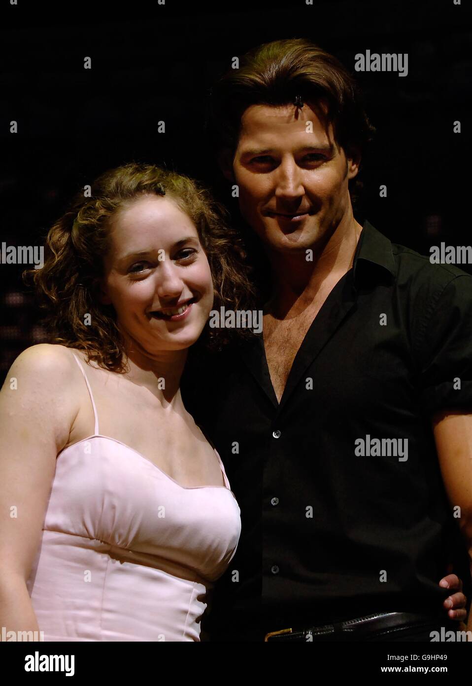 Georgina Rich as Baby e Josef Brown as Johnny durante una fotocall per "Dirty Dancing - The Classic Story on Stage", presso l'Aldwych Theatre nel centro di Londra, lunedì 23 ottobre 2006. Foto Stock