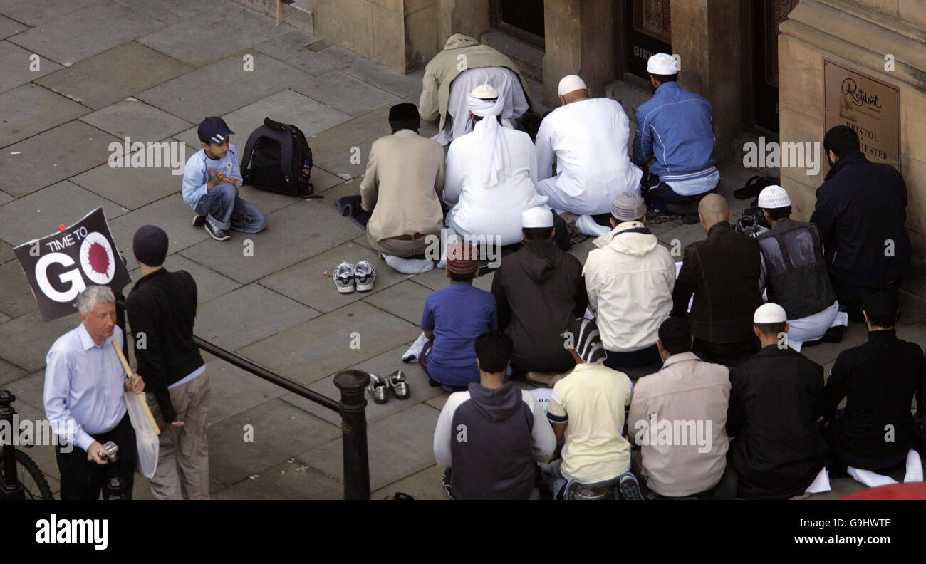 I musulmani smettono di pregare durante una marcia di protesta contro la guerra a Manchester. Foto Stock