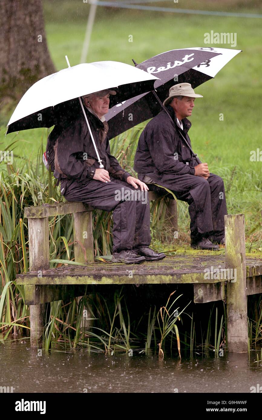 Golf - 36th Ryder Cup - Day Two - The K Club. Spettatori che guardano l'azione. Foto Stock