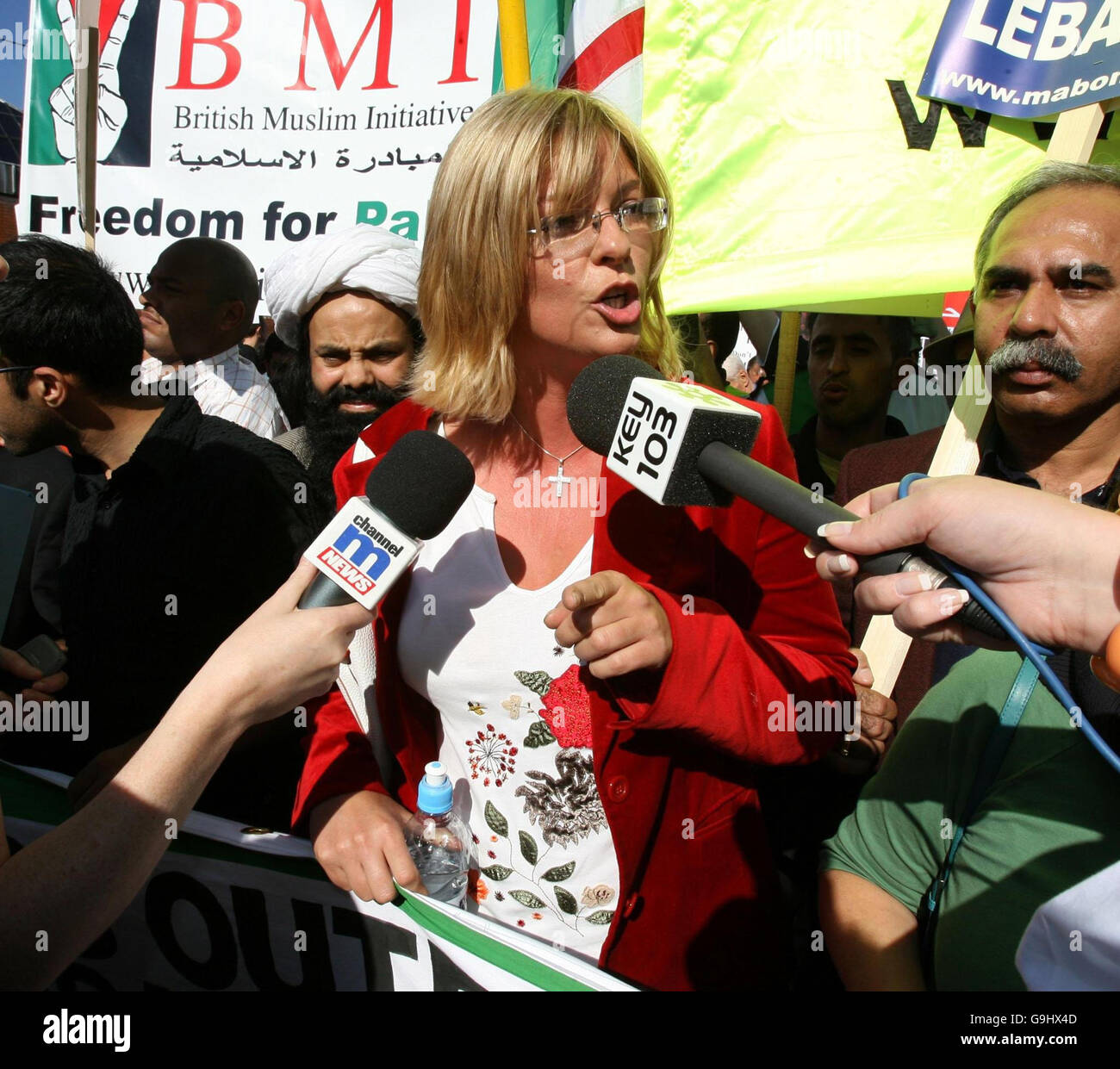 Lauren Booth, cognata di Tony Blair, cammina davanti a una marcia di protesta contro la guerra a Manchester. Foto Stock