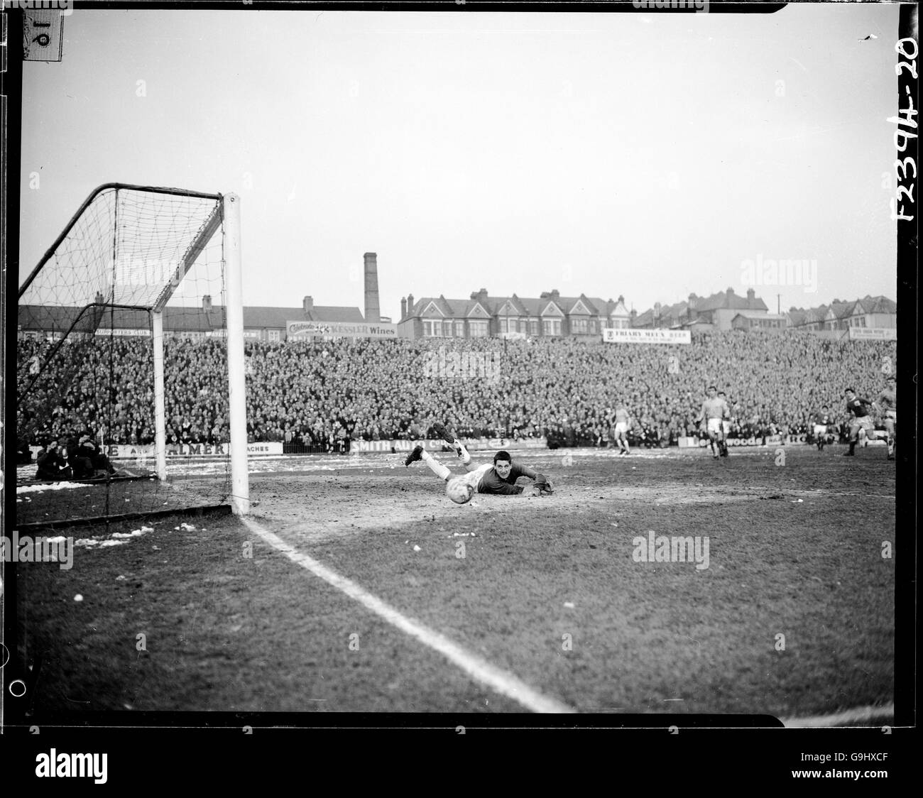 Il portiere del Crystal Palace John Jackson si tuffa per risparmiare Foto Stock