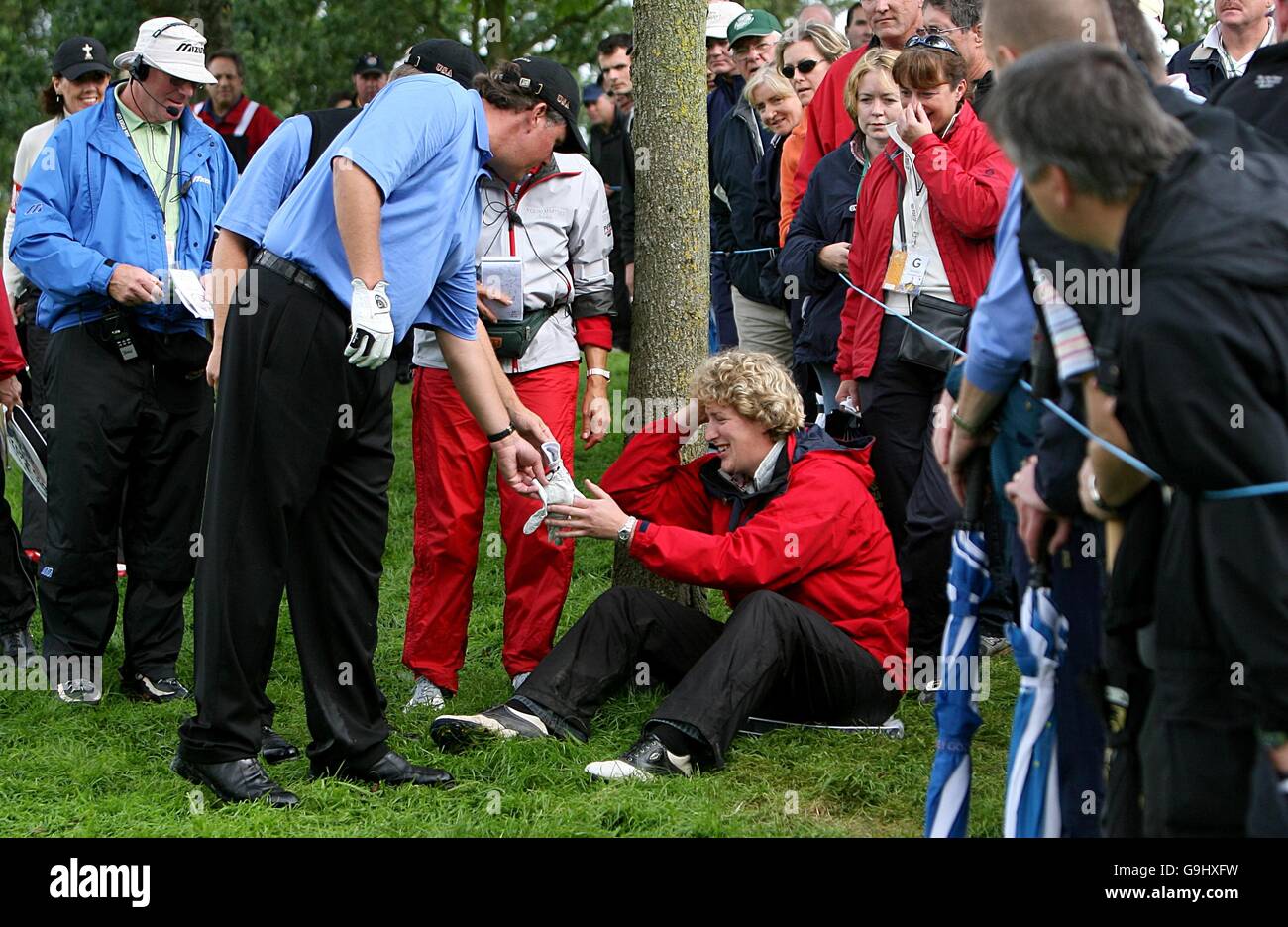 Phil Mickelson verifica la condizione di Christine Fawchett di Cumbria, Inghilterra dopo che è stata colpita in testa da un colpo da David Toms. Foto Stock