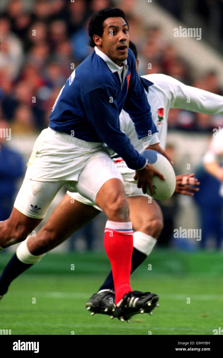 Rugby Union - Coppa del mondo 1991 - Quarta finale - Francia / Inghilterra  - Parc des Princes. Il francese Serge Blanco passa la palla Foto stock -  Alamy