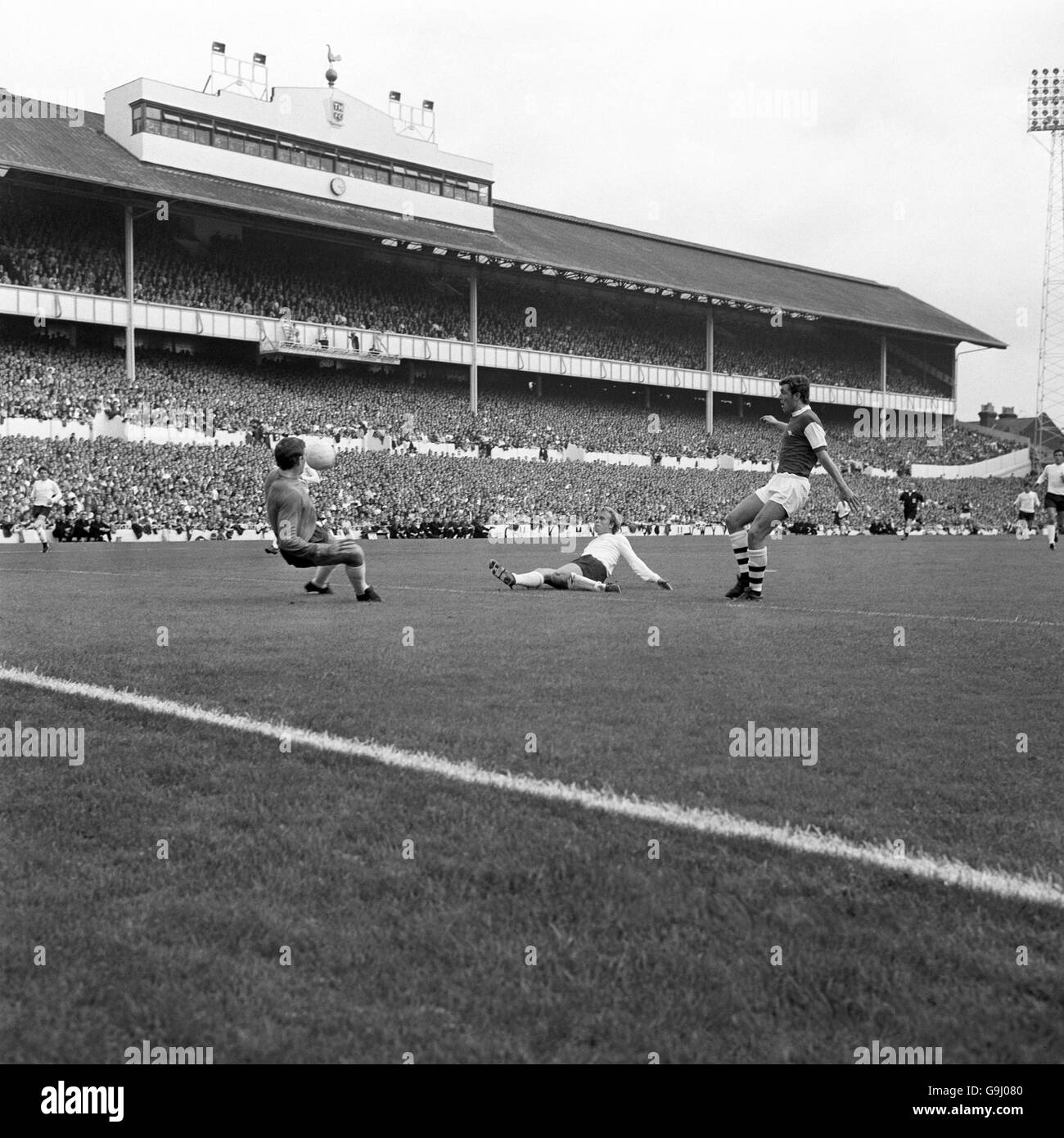 Phil Beal (c) di Tottenham Hotspur deflette la palla oltre il suo Il proprio portiere Pat Jennings (l) per segnare il gol vincente dell'Arsenal Come David Jenkins di Arsenal (r) guarda sopra Foto Stock