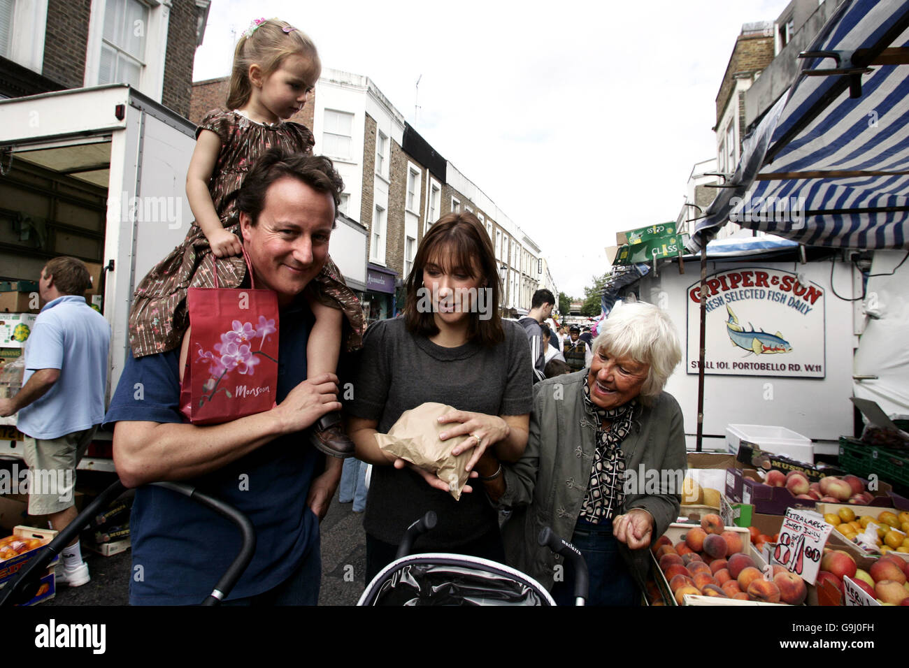 Il leader del Partito conservatore David Cameron con la moglie Samantha e la figlia Nancy che acquista nel mercato di Portobello a Londra, alla vigilia della Conferenza del Partito conservatore a Bournemouth. Foto Stock