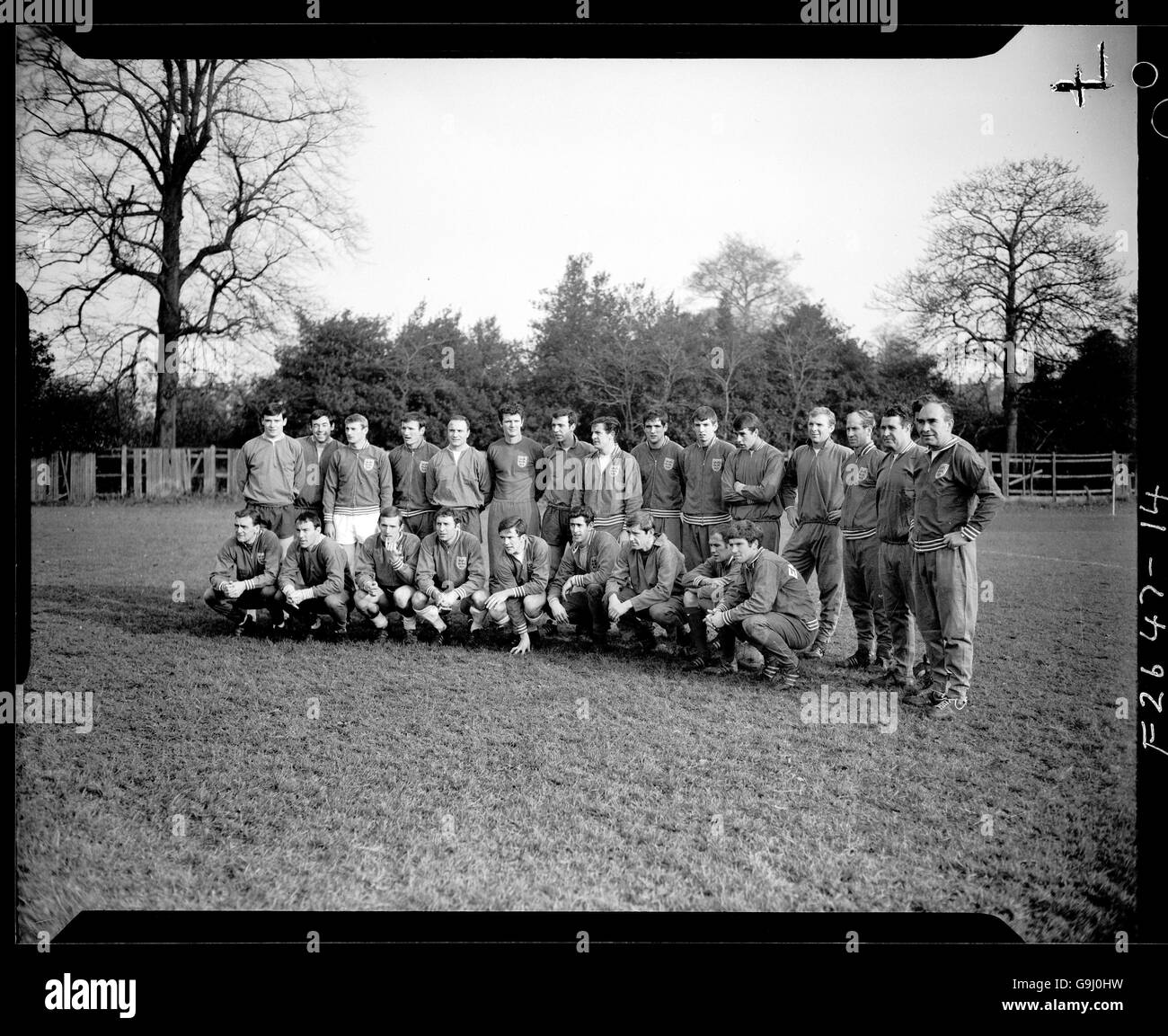 La squadra inglese per la partita contro l'Irlanda del Nord: (Riga posteriore, l-r) Cyril Knowles, Gordon Banks, Roger Hunt, Tommy Smith, George Cohen, Brian Labone, David Sadler, Alan Mullery, Norman Hunter, Martin Peters, Geoff Hurst, Bobby Moore, Bobby Charlton, allenatore Harold Shepherdson, manager Sir Alf Ramsay; (prima fila, l -r) ?, Jimmy Greaves, Peter Thompson, Mike Bailey, John Hollins, Peter Bonetti, Keith Newton, Ray Wilson, Alan Ball Foto Stock