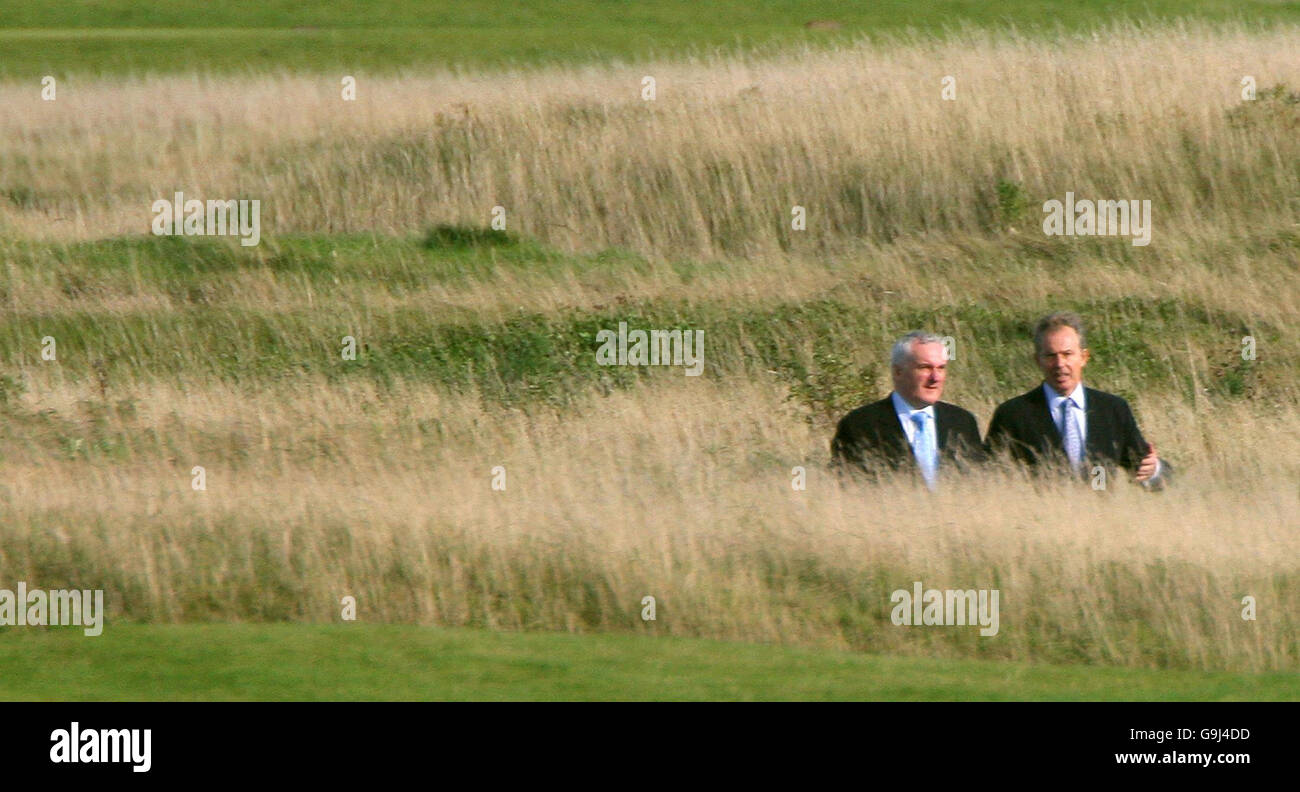 Il primo ministro britannico Tony Blair cammina con il primo ministro irlandese Bertie Aherne sul campo da golf del Fairmont Hotel a St Andrews, Scozia, il secondo giorno di colloqui sul processo di pace in Irlanda del Nord. Foto Stock