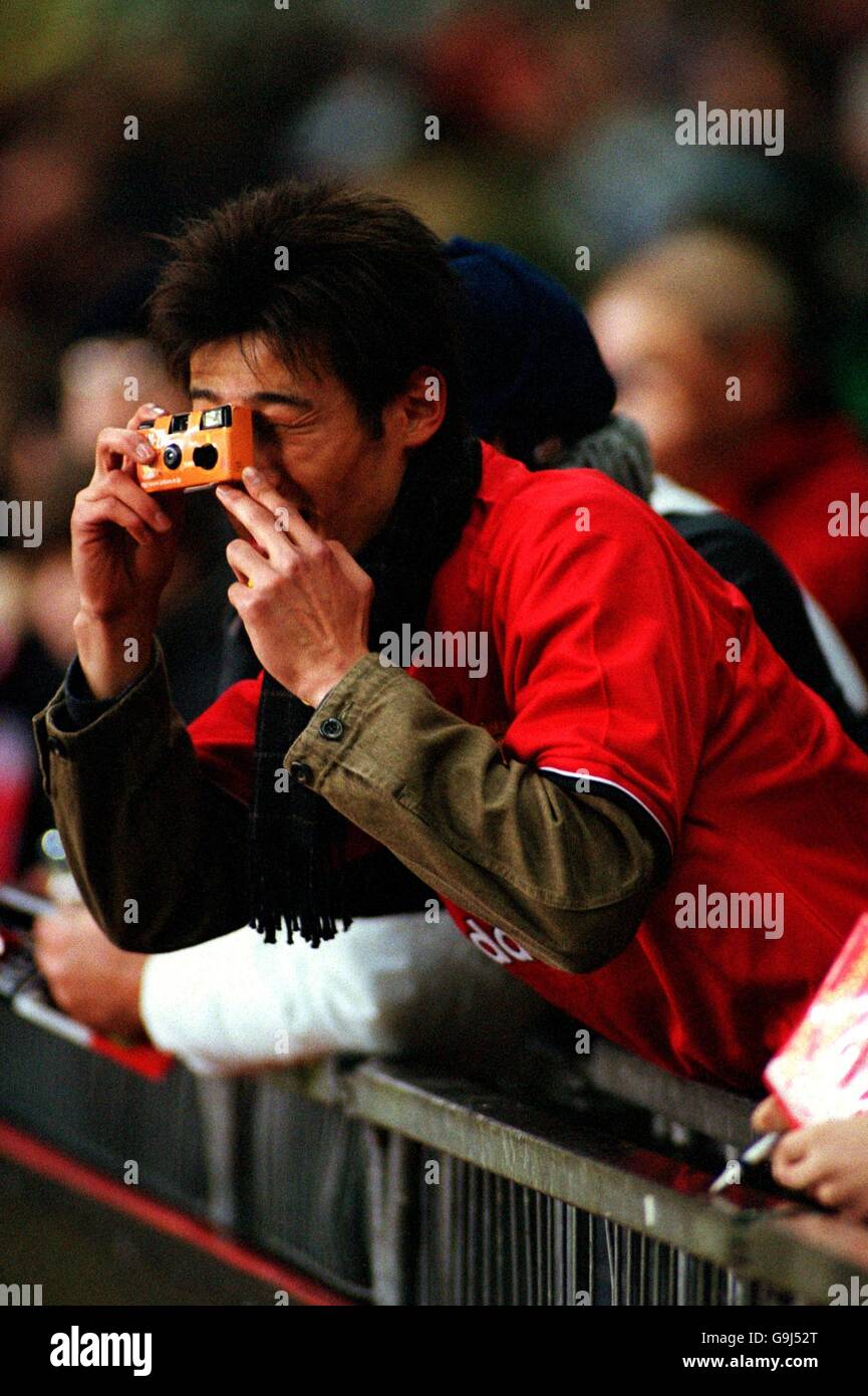Calcio - UEFA Champions League - seconda fase Gruppo A - Manchester United contro Valencia. Un fan giapponese del Manchester United scatta foto dei suoi eroi Foto Stock