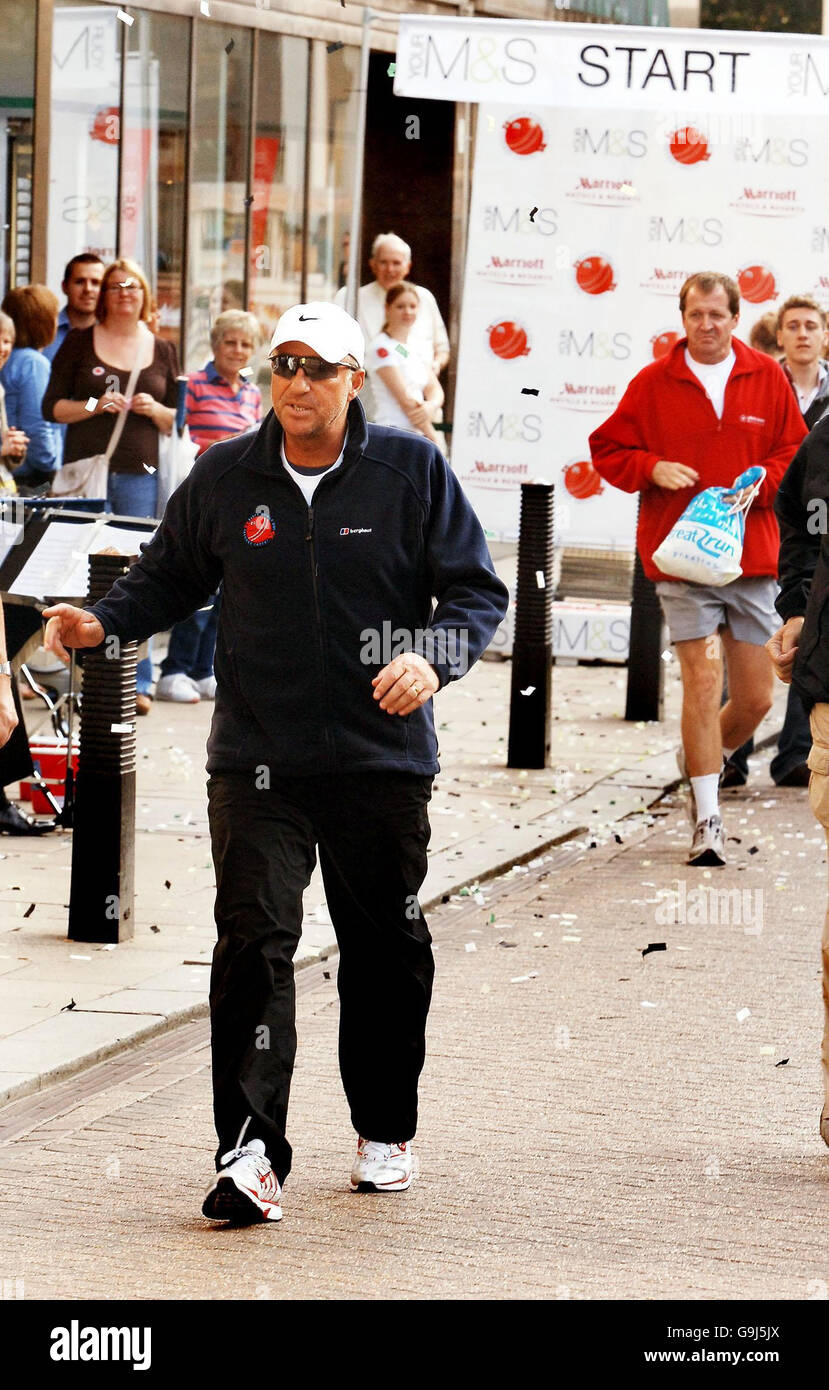 La leggenda del cricket inglese Ian Botham lascia l'ex consigliere numero 10 Alastair Campbell che esce sulla sua scia mentre inizia la sua passeggiata di beneficenza intorno a Cambridge. Foto Stock