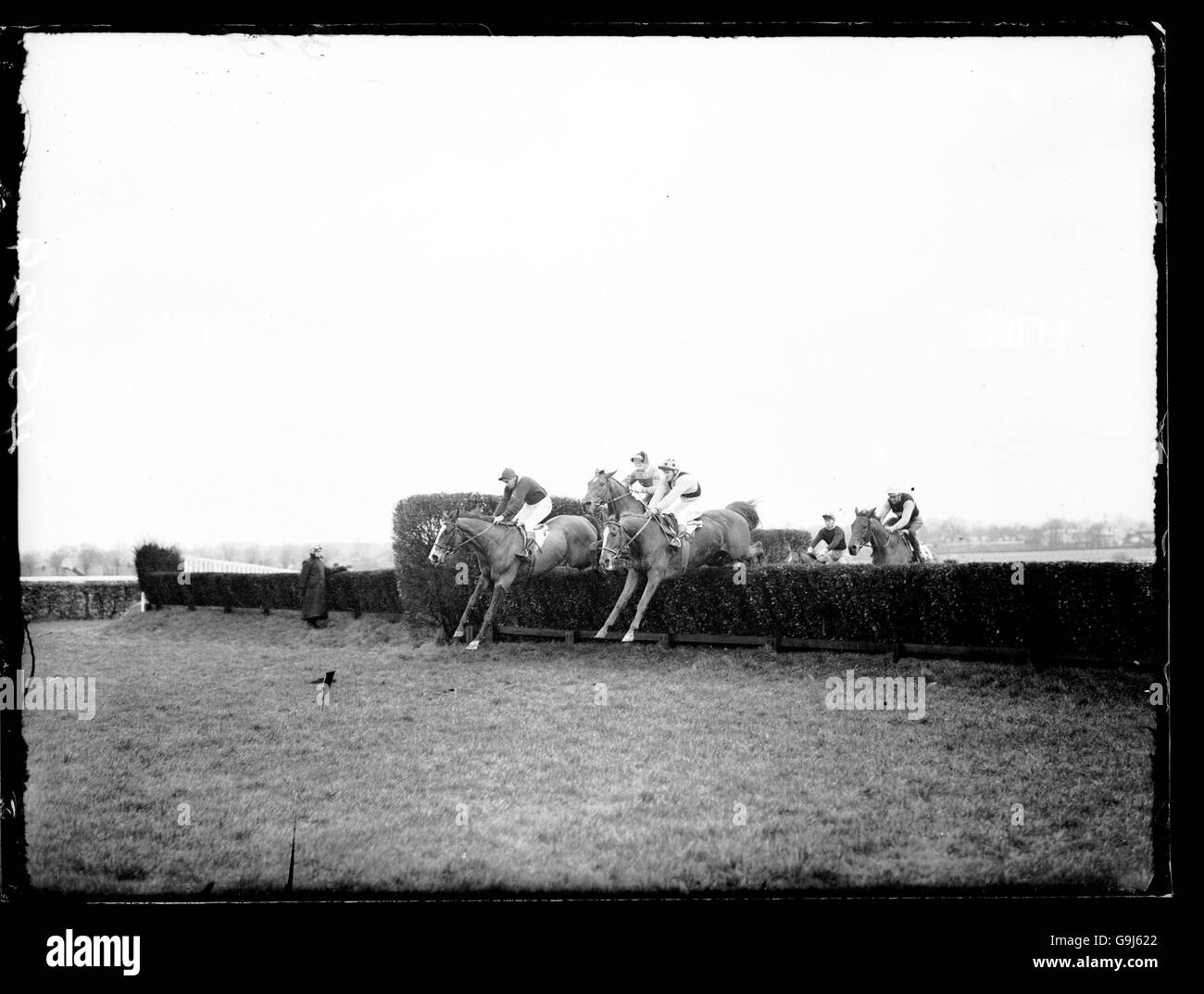 Corse ippiche - Sandown. Che cosa un Mito (r) cancella un fossato aperto Foto Stock