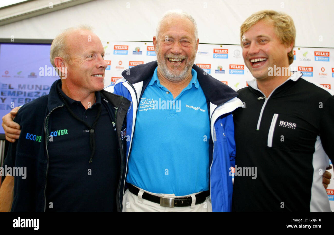 Il veterano di yacht Sir Robin Knox-Johnston (al centro) con i suoi compagni Mike Golding da Southampton (a sinistra) e Alex Thomson da Gosport a Bilbao, Spagna, da dove partiranno questa domenica nel suo tentativo di navigare in solitaria in tutto il mondo. Foto Stock