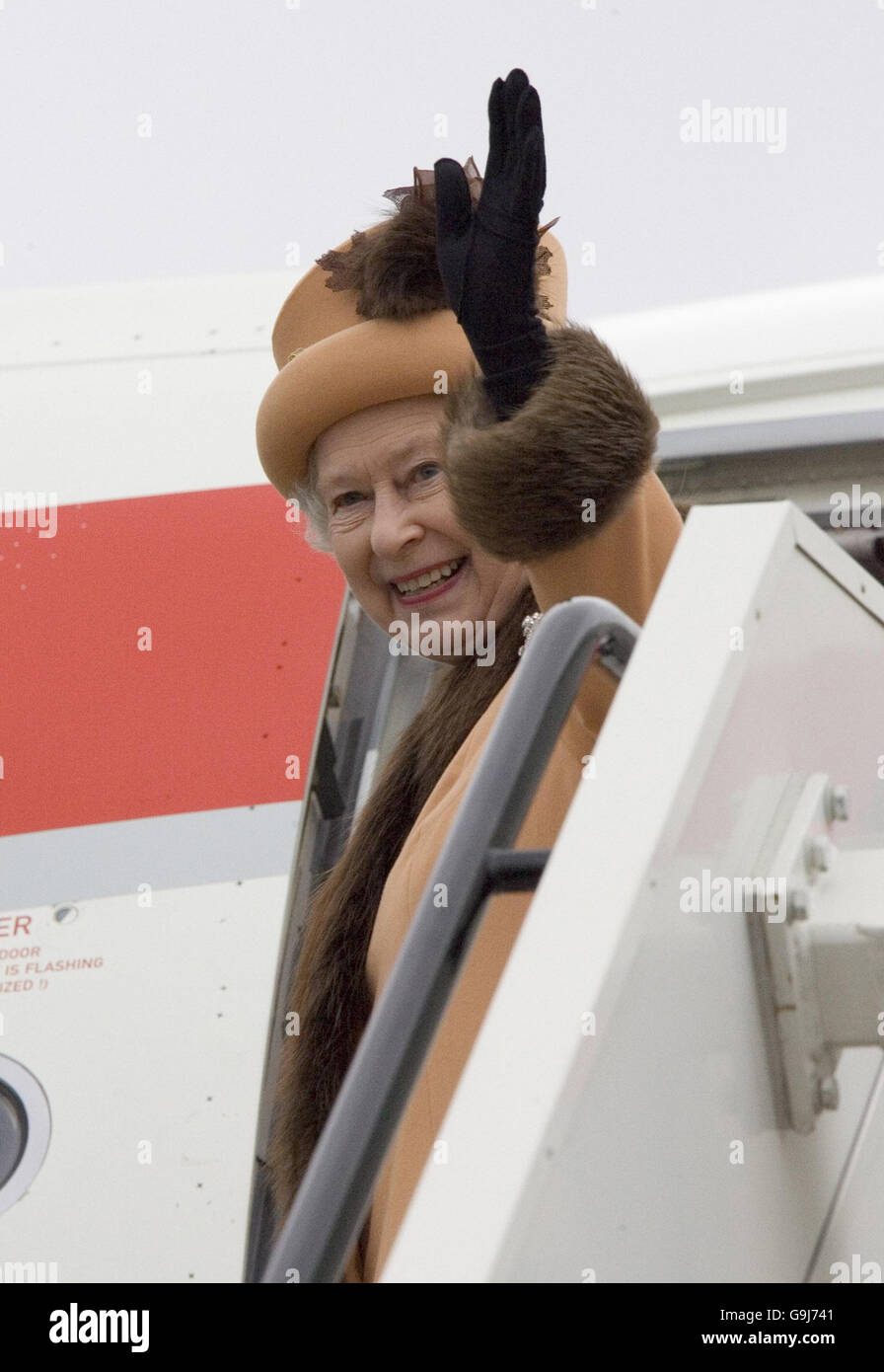 La regina britannica Elisabetta II arriva in Estonia. La Regina si trova in Estonia l'ultimo giorno del suo tour dei Baltici, dopo aver viaggiato prima in Lituania e poi in Lettonia negli ultimi giorni per un trio di visite di Stato volte a rafforzare i legami britannici con l'UE e i paesi NATO. Il credito fotografico deve essere Ian Jones/PA/Daily Telegraph Foto Stock