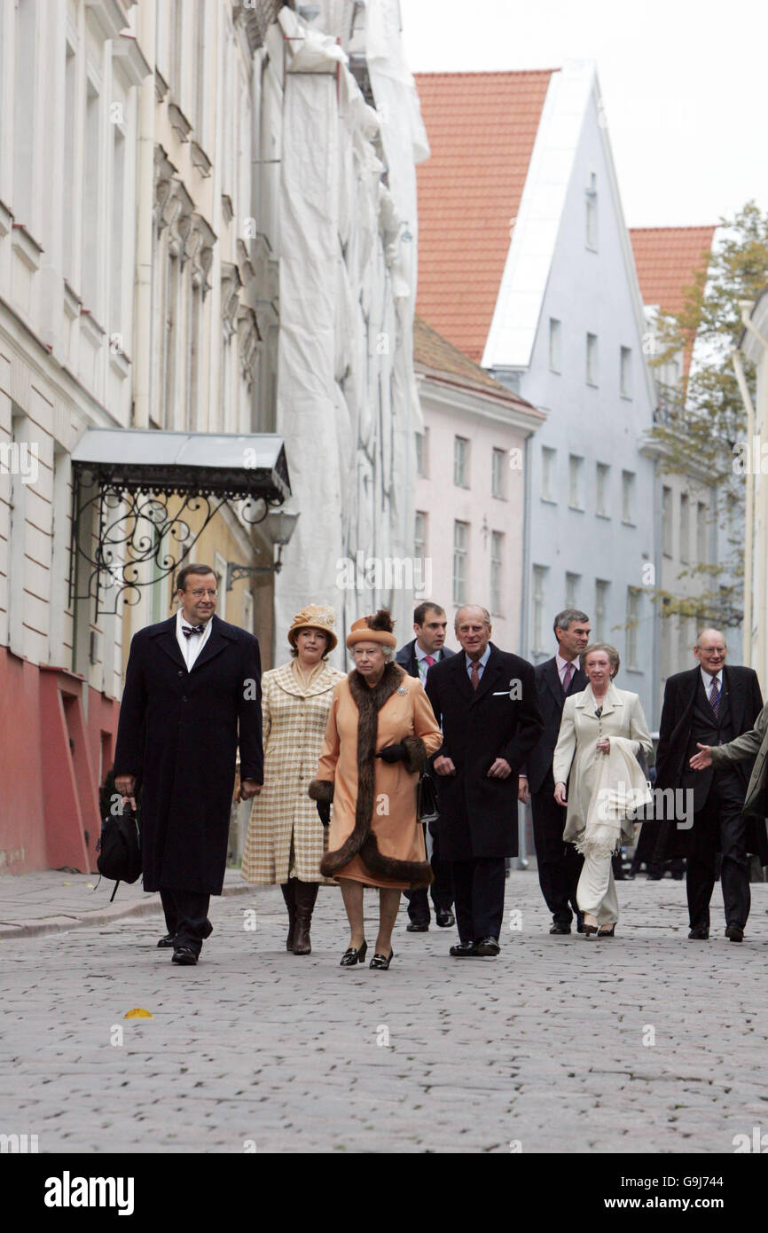 Britains Queen Elizabeth II cammina per le strade della città vecchia di Tallinn, Estonia. La Regina si trova in Estonia l'ultimo giorno del suo tour dei Paesi Baltici, dopo aver viaggiato prima in Lituania e poi in Lettonia negli ultimi giorni in un trio di visite di Stato volte a rafforzare i legami britannici con l'UE e i paesi della NATO. Il credito fotografico deve essere Ian Jones/PA/Daily Telegraph Foto Stock