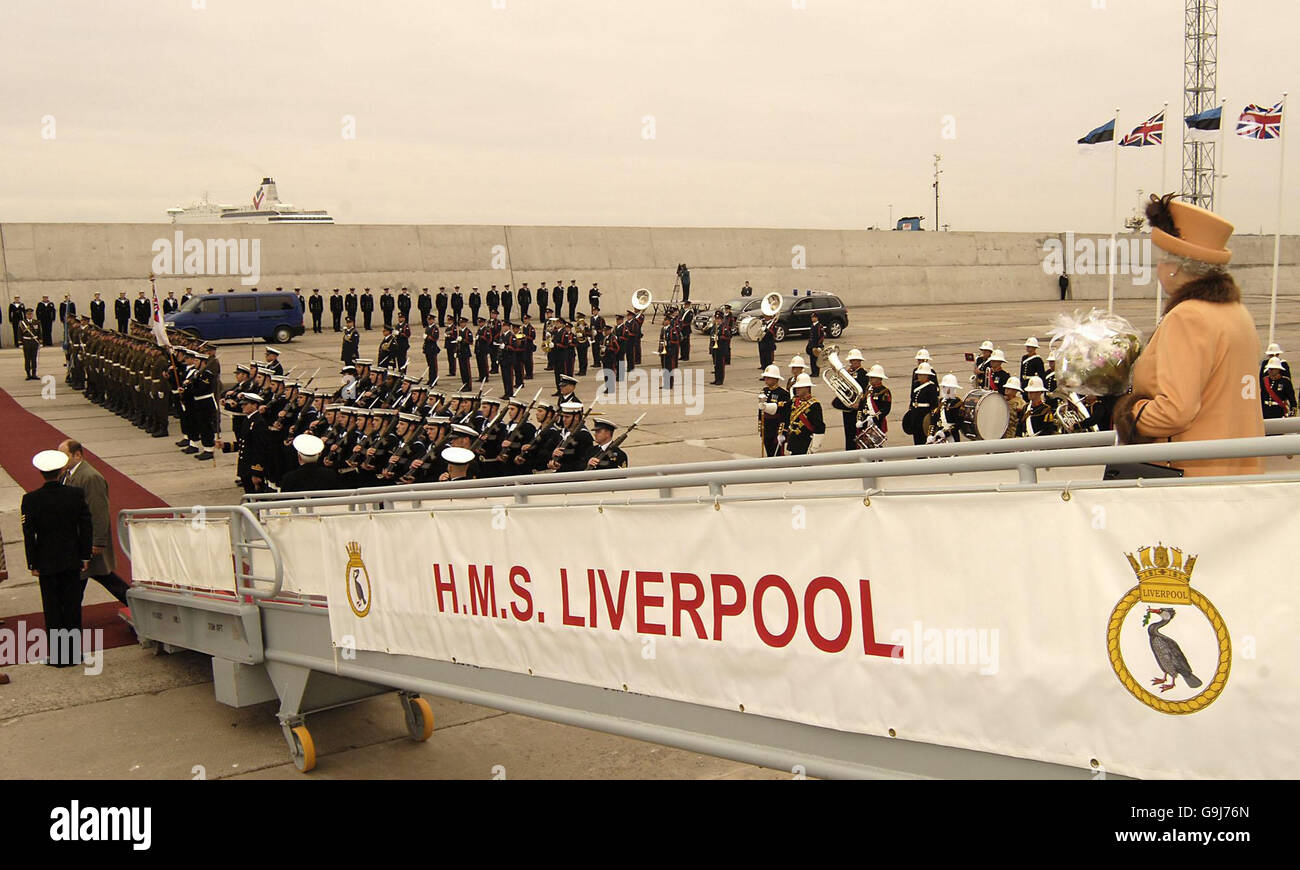 La regina Elisabetta II sbarca HMS Liverpool, al porto di Estonia, Tallinn, Estonia. La Regina si trova in Estonia l'ultimo giorno del suo tour dei Paesi Baltici, dopo aver viaggiato prima in Lituania e poi in Lettonia negli ultimi giorni in un trio di visite di Stato volte a rafforzare i legami britannici con l'UE e i paesi della NATO. Il credito fotografico dovrebbe essere: LA(Phot) Kelly Whybrow/PA/MOD Foto Stock