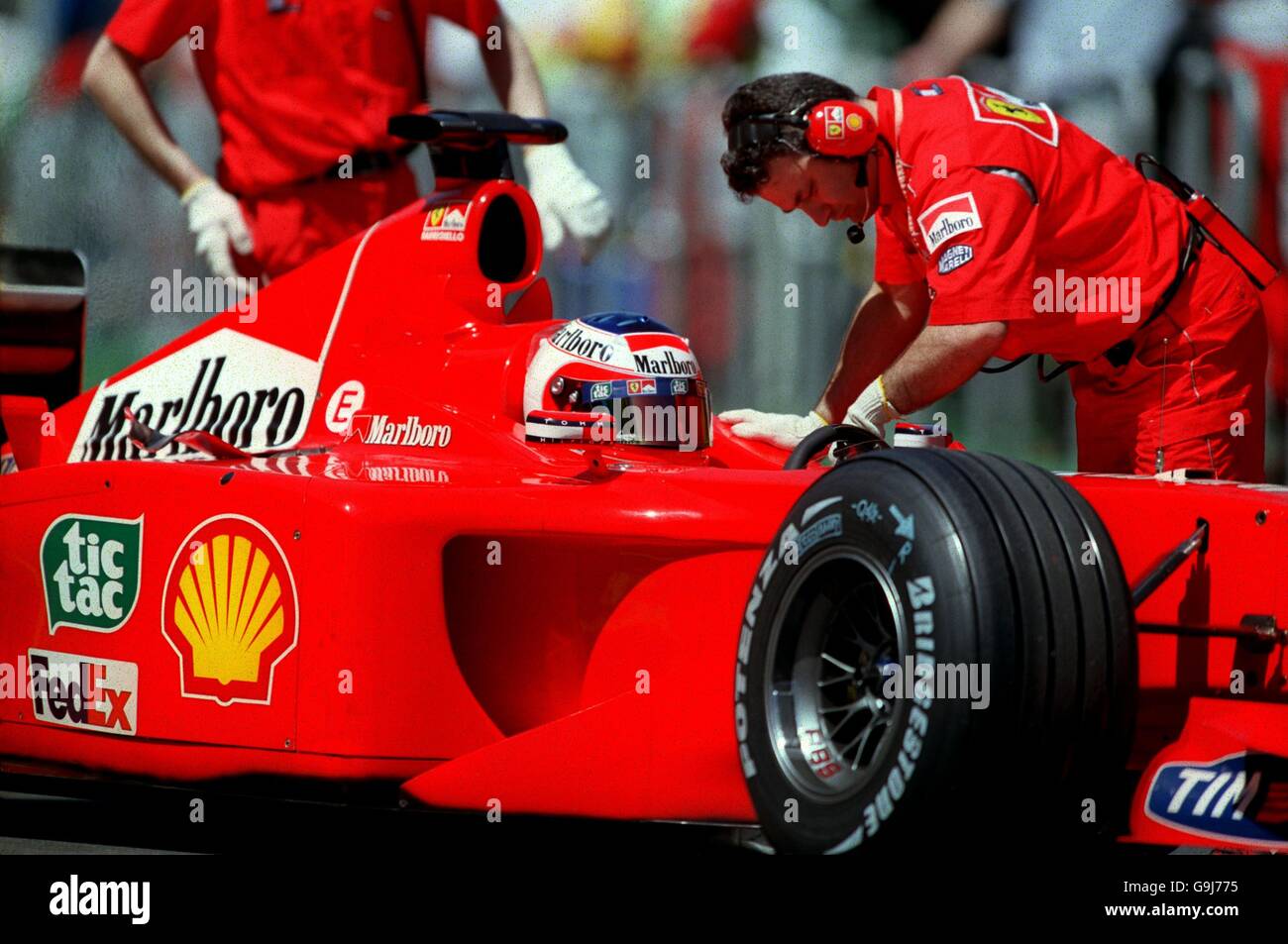 Formula uno Motor Racing - Gran Premio d'Australia - Qualifiche. Rubens Barrichello è spinto indietro nel garage Foto Stock