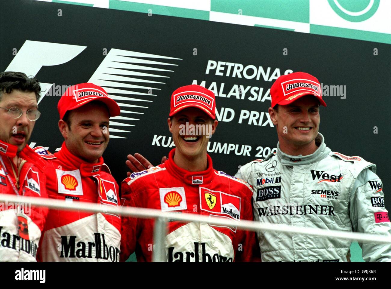 Rubens Barrichello, Michael Schumacher, e David Coulthard sul podio dopo il Gran Premio della Malesia Foto Stock