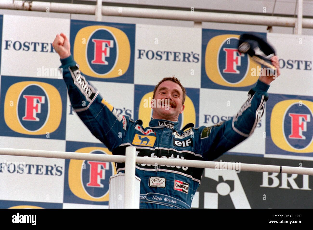 Nigel Mansell festeggia sul podio dopo aver vinto la sua casa Gran Premio a Silverstone Foto Stock