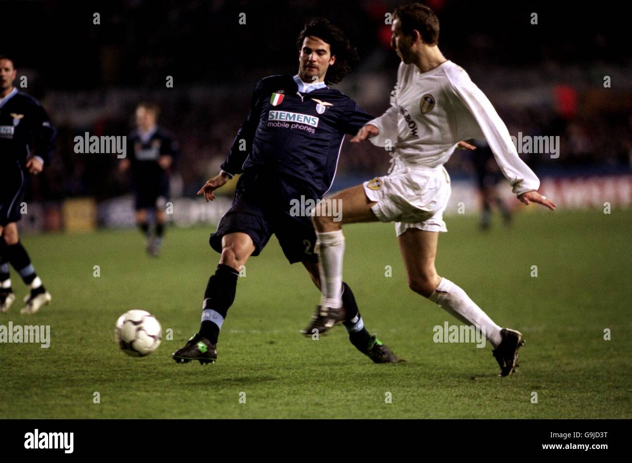 Calcio - UEFA Champions League - seconda tappa Gruppo D - Leeds United contro SS Lazio. Jason Wilcox e Fernando Couto lottano per la palla Foto Stock