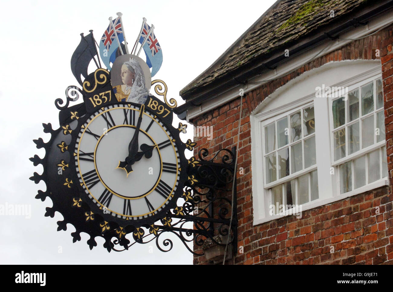 L'orologio di Tolsey a Wotton-Under-Edge, Gloucestershire come orologi tornare indietro di un'ora alle 2 di Domenica. PREMERE Foto DI ASSOCIAZIONE. Data immagine: Venerdì 27 ottobre 2006. Il credito fotografico dovrebbe essere: Barry Batchelor/PA Foto Stock