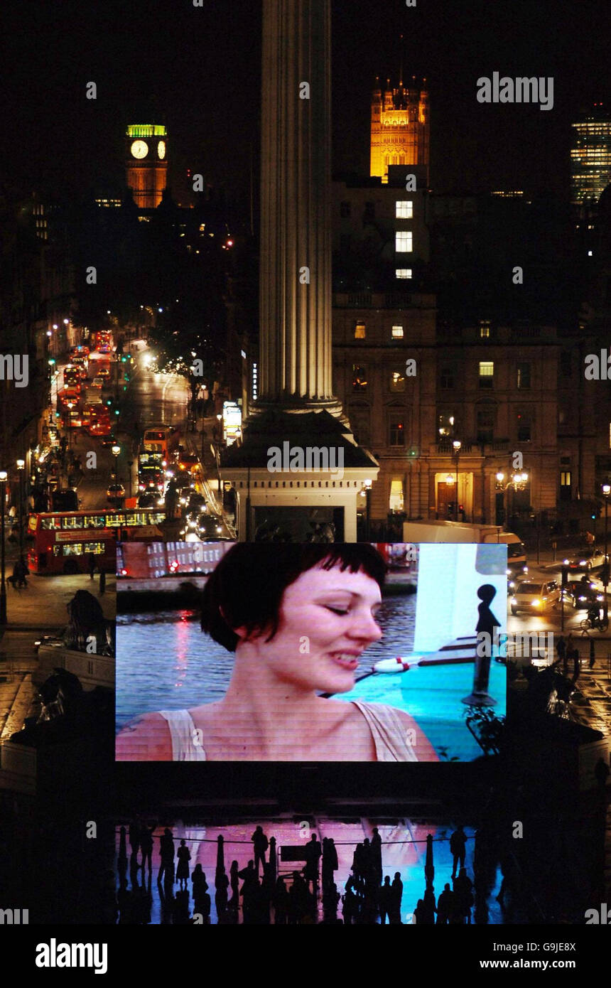 Il film Ritratto di Londra suona su un grande schermo in Trafalgar Square di Londra stasera come parte del Times BFI 50th London Film Festival. Foto Stock