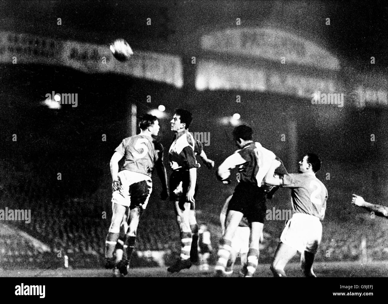 Calcio - Coppa europea - Quarter finale seconda tappa - Manchester United contro Athletic Bilbao. Mark Jones (l) e Bill Foulkes (r) del Manchester United difendono una croce Foto Stock