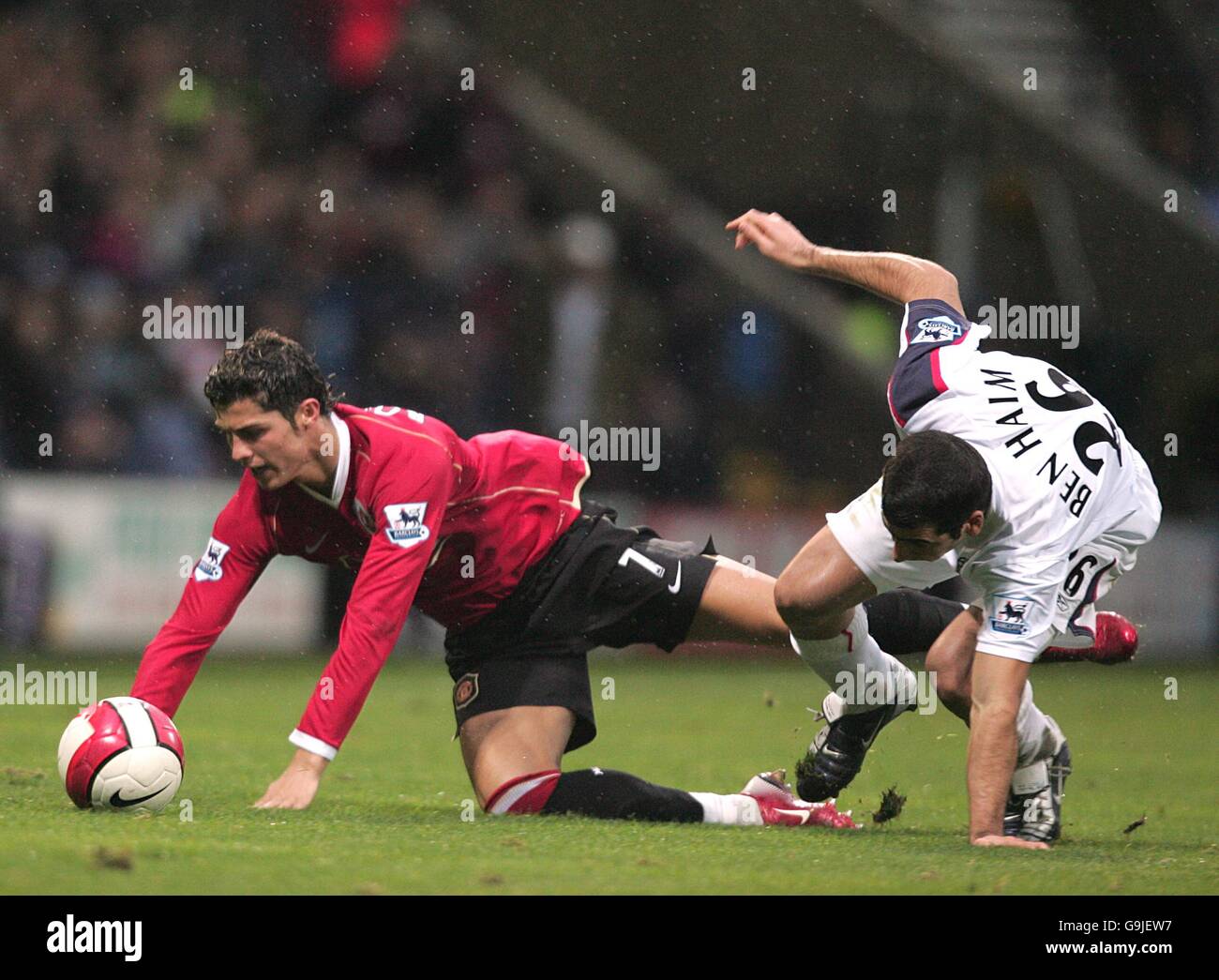 Calcio - fa Barclays Premiership - Bolton Wanderers / Manchester United - The Reebok Stadium. Tal ben Haim di Bolton Wanderers e Cristiano Ronaldo del Manchester United Foto Stock