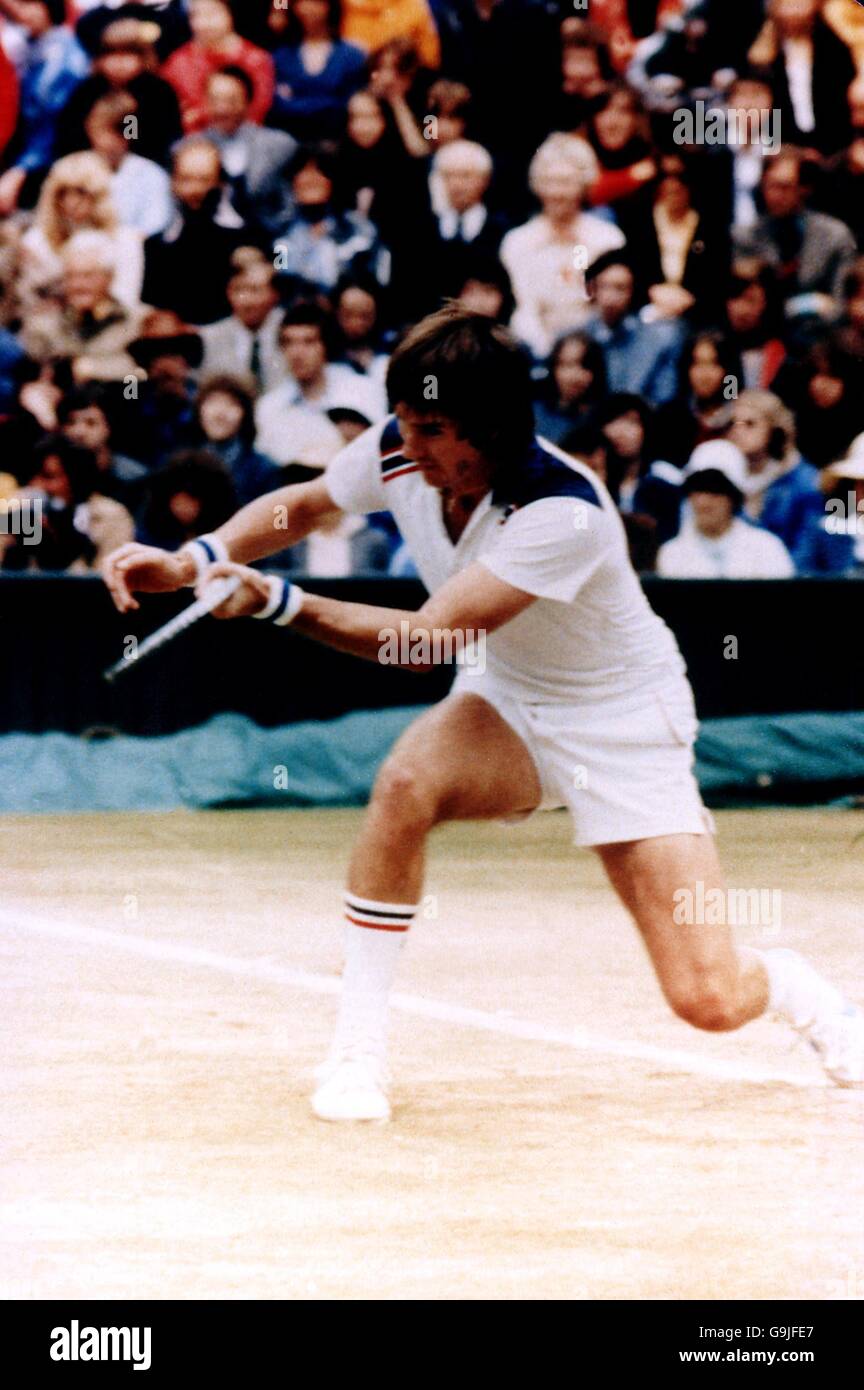 Tennis - Wimbledon Championships - Men's Singles - Final - Bjorn Borg v Jimmy Connors. Jimmy Connors in azione Foto Stock