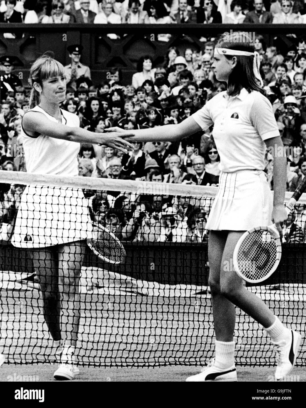 Tennis - Wimbledon Championships - Ladies' Singles - Final - Chris Evert Lloyd contro Hana Mandlikova. Chris Evert Lloyd (l), campione di Singles da donna, scrolla le mani con il secondo classificato Hana Mandlikova (r) dopo la partita Foto Stock